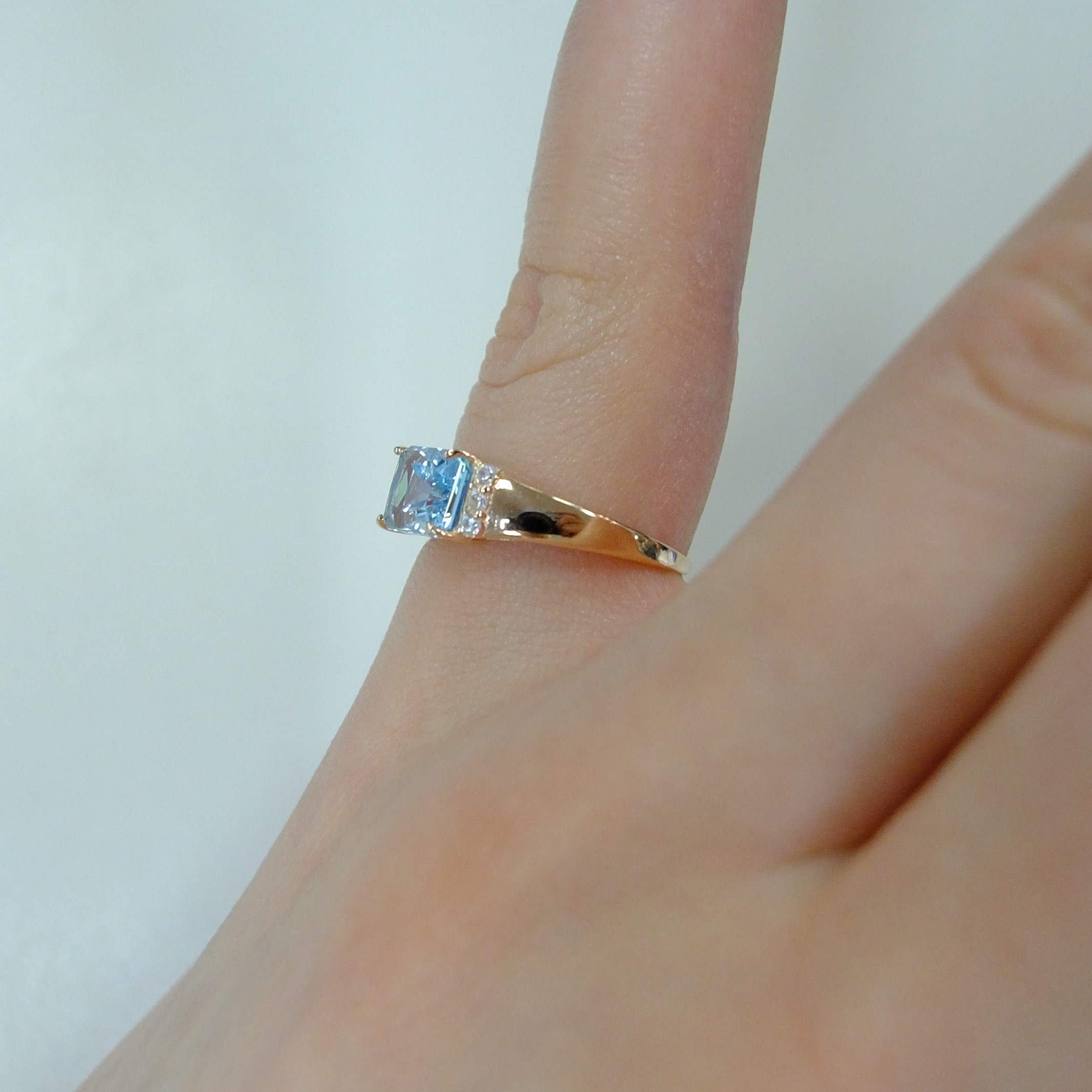 Серебряное кольцо с топазом